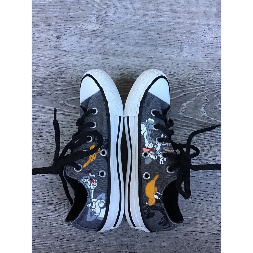 Converse Youth Size 12C Chuck Taylor All Star Looney Tunes LOW TOP 358892f